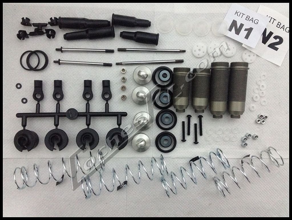 Amortiguadores y muelles de un kit de coche RC ordenados sobre la mesa