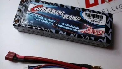 Bateria LiPo de coche RC con sus cables y conectores