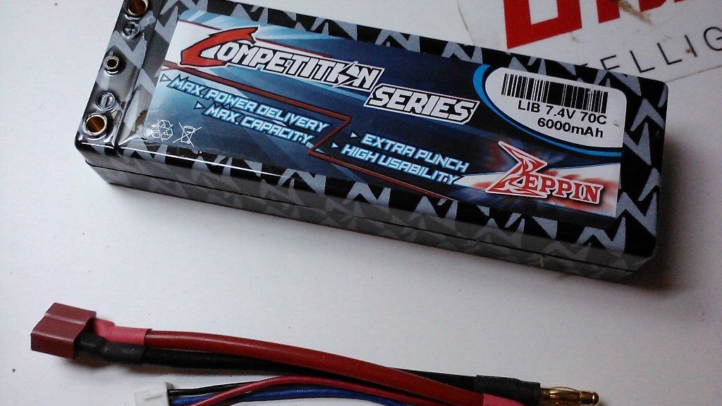 Bateria LiPo de coche RC con sus cables y conectores