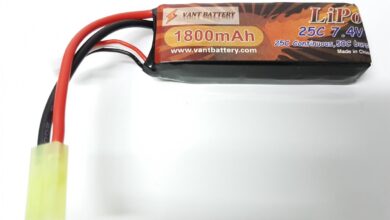 Batería LiPo de radiocontrol de dos celdas con la etiqueta donde se leen los mAh, la C de descarga y el voltaje