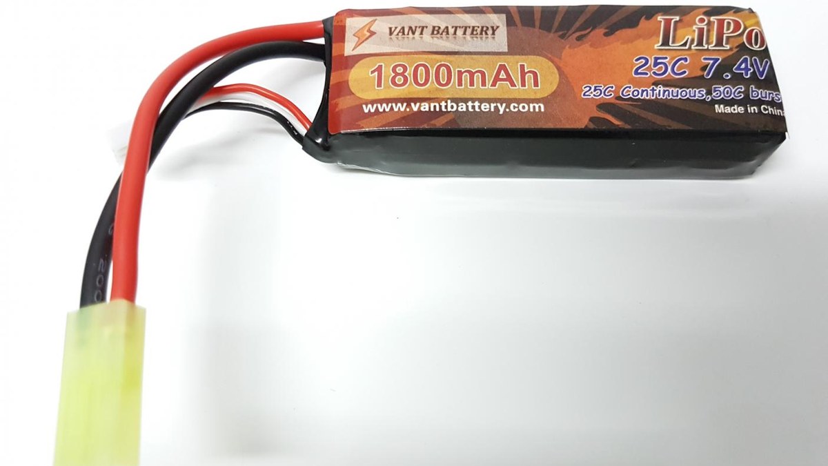 Batería LiPo de radiocontrol de dos celdas con la etiqueta donde se leen los mAh, la C de descarga y el voltaje