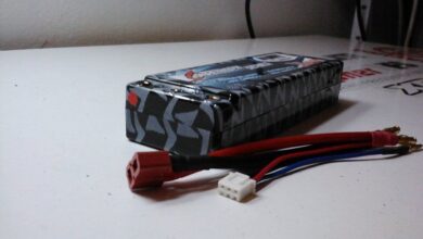 Bateria LiPo de coche RC con su cable y su conector