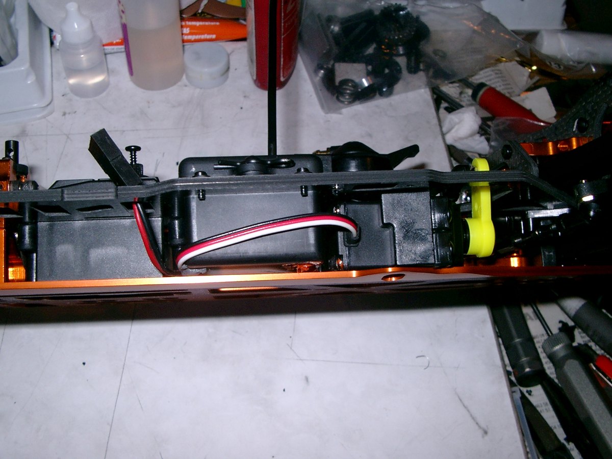 Bateria y cableado colocados en el chasis de un coche RC