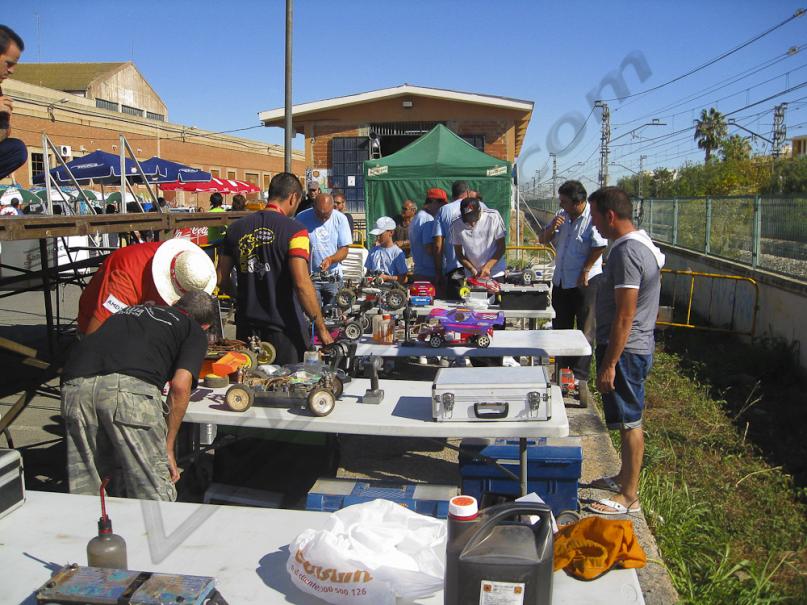 Mesas de boxes en una carrera de coches de radiocontrol, con los coches y las herramientas preparados