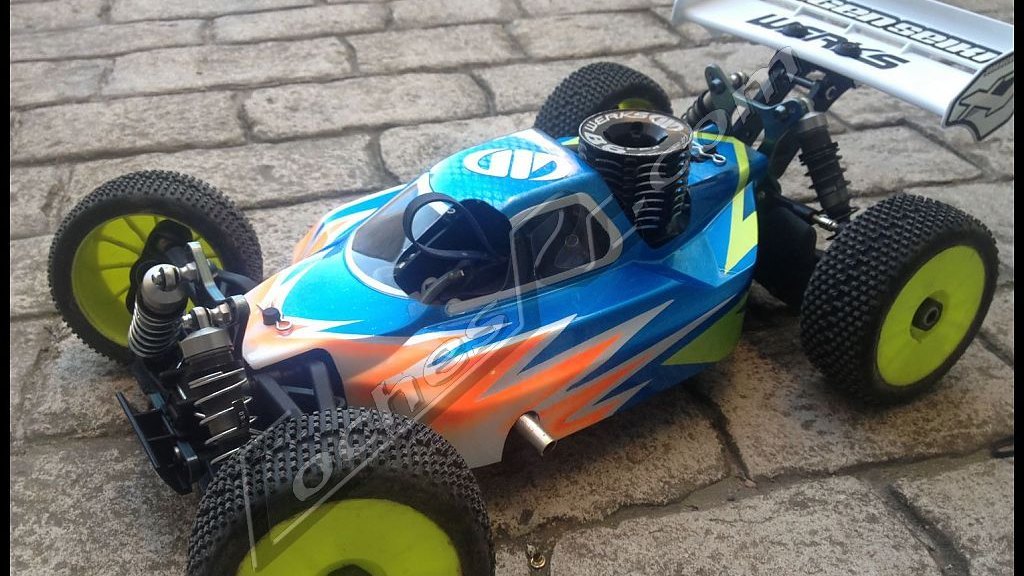 Buggy de 1/8 todoterreno completo con su carroceria pintada