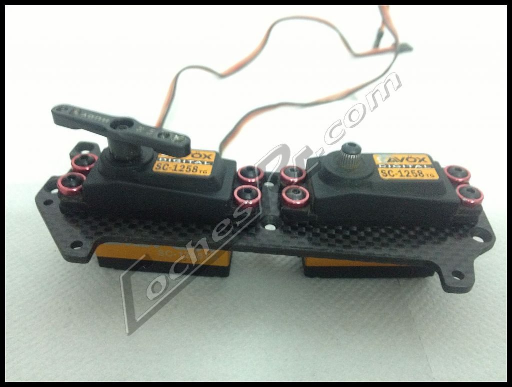 Cableado y electrónica montados sobre la placa de un coche RC