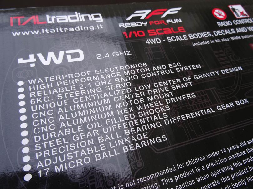Caja de un coche de radiocontrol de rally 4WD a escala 1/10 con la lista de características impresa
