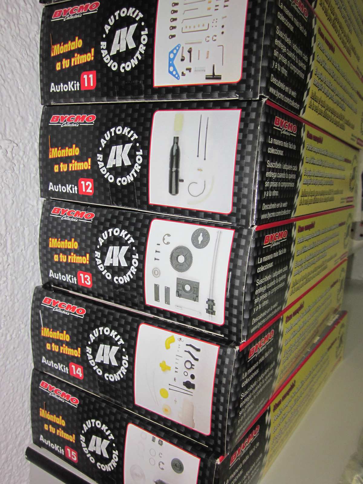 Cajas numeradas de las entregas de un coleccionable de radiocontrol apiladas