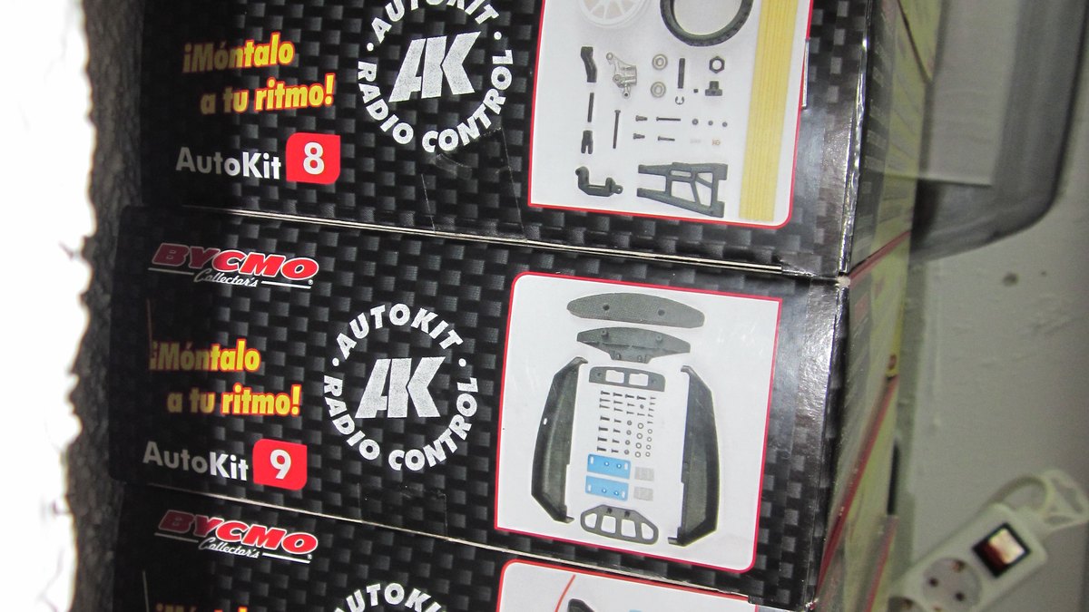 Cajas numeradas de las entregas de un coleccionable de coche de radiocontrol