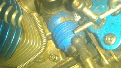 Detalle del carburador de un motor nitro de coche RC con sus agujas