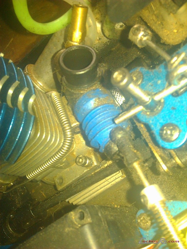 Detalle del carburador de un motor nitro de coche RC con sus agujas