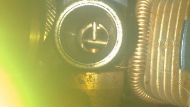 Carburador roto de un motor nitro de coche RC, causa habitual de fugas de aire