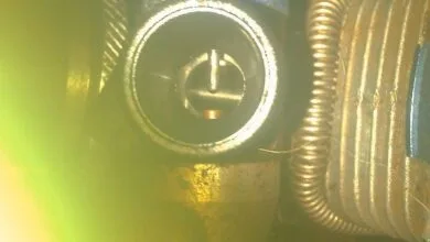 Carburador roto de un motor nitro de coche RC, causa habitual de fugas de aire