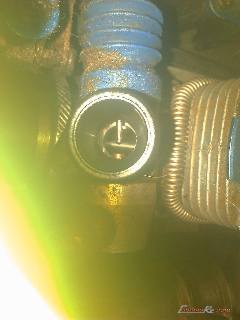 Carburador roto de un motor nitro de coche RC, causa habitual de fugas de aire