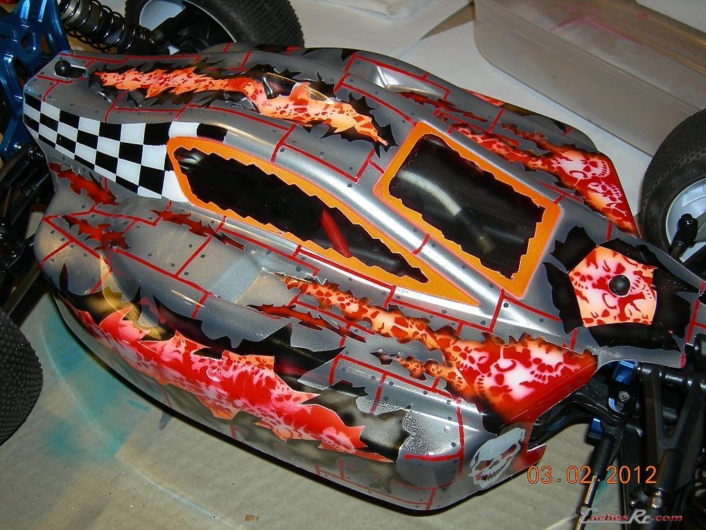 Carrocería de buggy con un diseño de calaveras y banderas a cuadros, montada sobre el chasis del coche