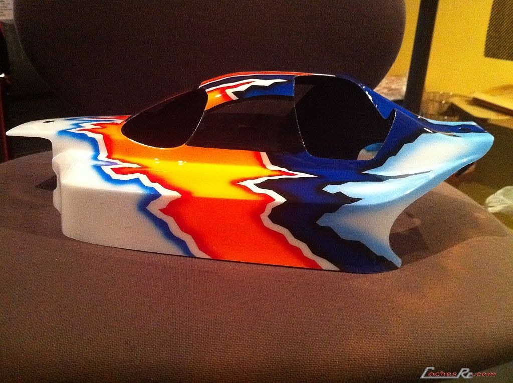 Carrocería de buggy de radiocontrol con un degradado de blanco a naranja y azul, con las líneas del diseño en zigzag