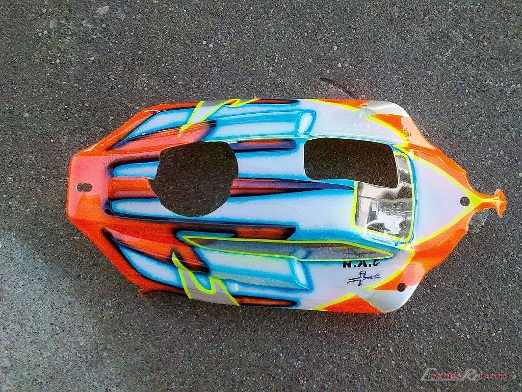 Carrocería de buggy RC pintada con un diseño geométrico en naranja y azul