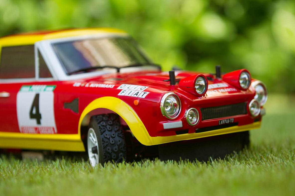 Carrocería de Fiat 124 Abarth de radiocontrol con sus faros, sus manillas de puerta y sus calcas, vista de tres cuartos
