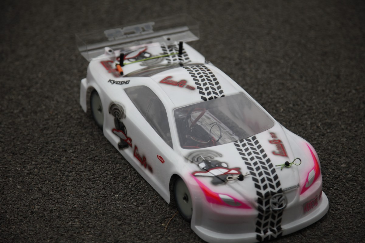 Carrocería recién pintada montada sobre el chasis del coche RC