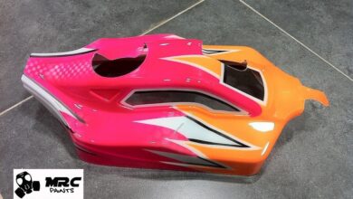 Carroceria de coche RC pintada en rosa y naranja con acabado brillante
