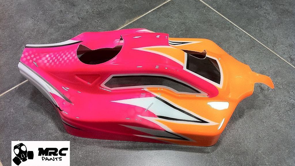 Carroceria de coche RC pintada en rosa y naranja con acabado brillante