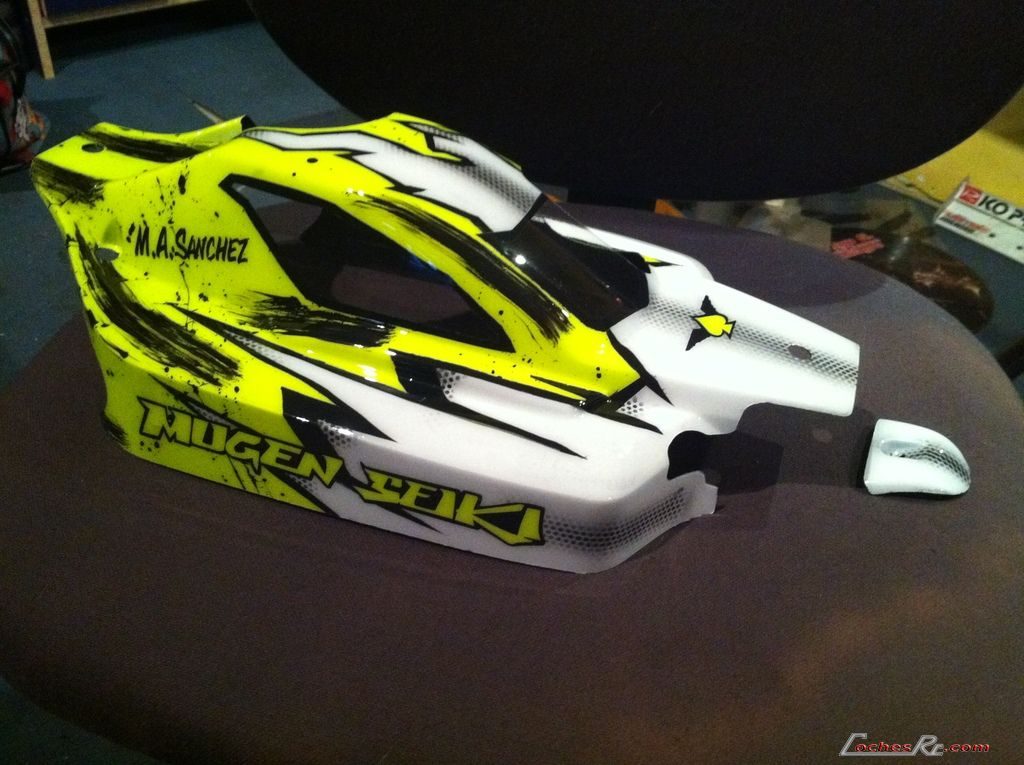 Tres carrocerías de coche RC de policarbonato, dos pintadas y una sin pintar
