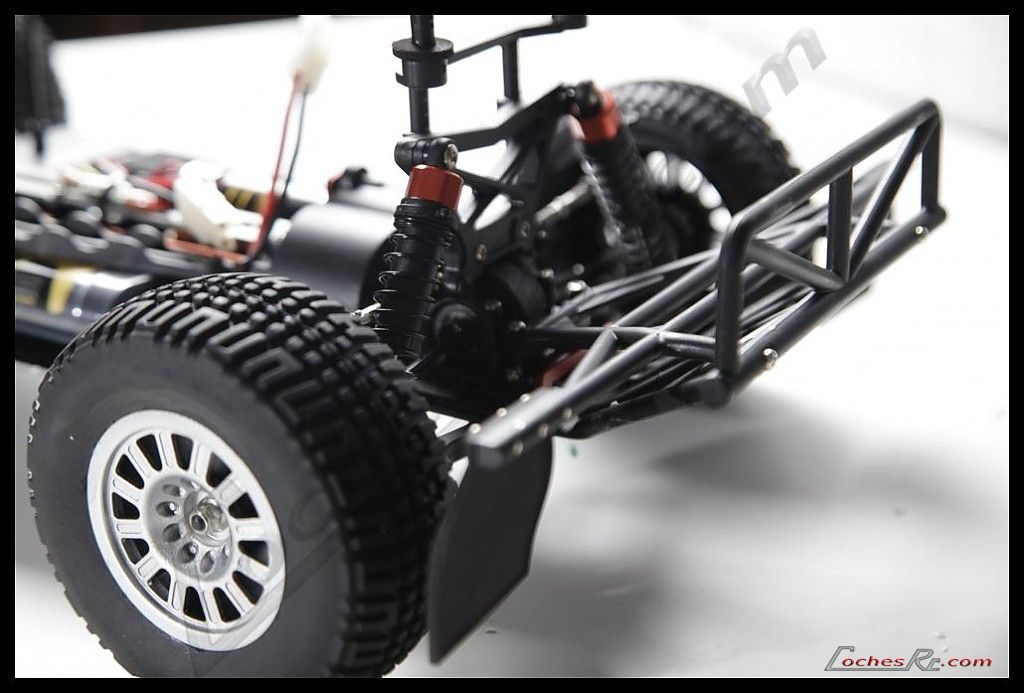 Chasis de un coche RC eléctrico con equipo brushless montado