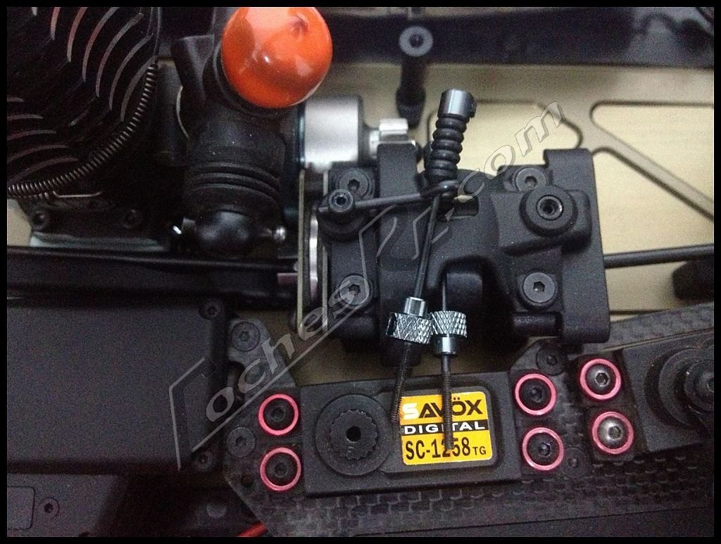 Chasis de un buggy de 1/8 con su deposito y la electronica montada