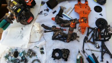 Chasis completo de un coche RC desmontado sobre toallas, con la tierra y la grasa todavía encima