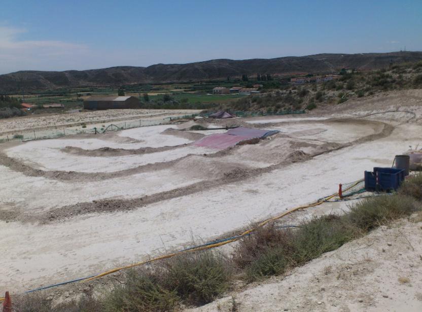 Trazado del circuito de radiocontrol ya modelado con máquina, con las curvas y los peraltes formados