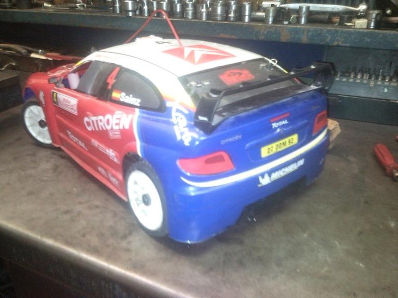 Coche de radiocontrol con carrocería de Citroën Xsara WRC azul vista de tres cuartos