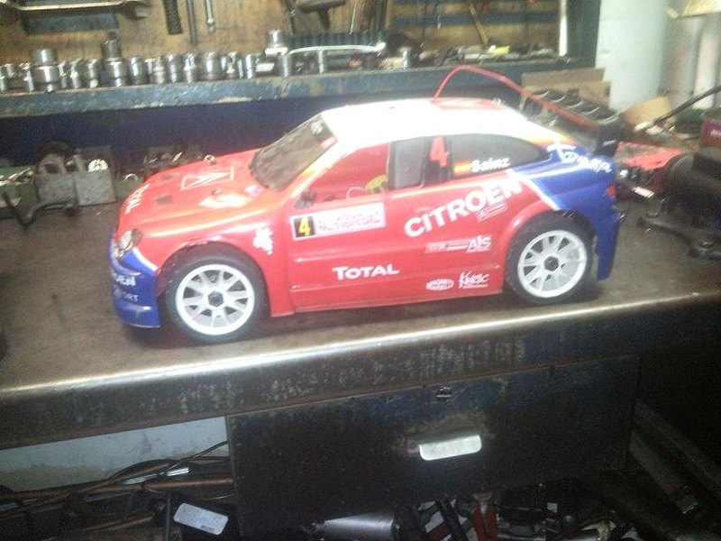 Coche de radiocontrol Citroen Xsara WRC sobre un banco de taller