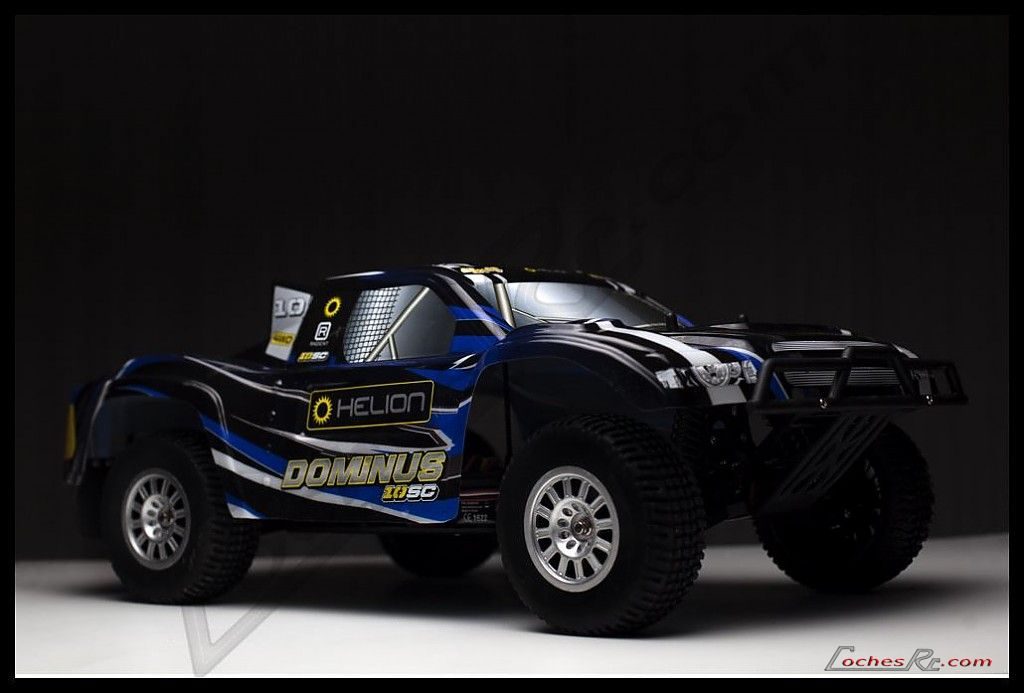 Coche RC de escala 1/10 tipo short course fotografiado en estudio