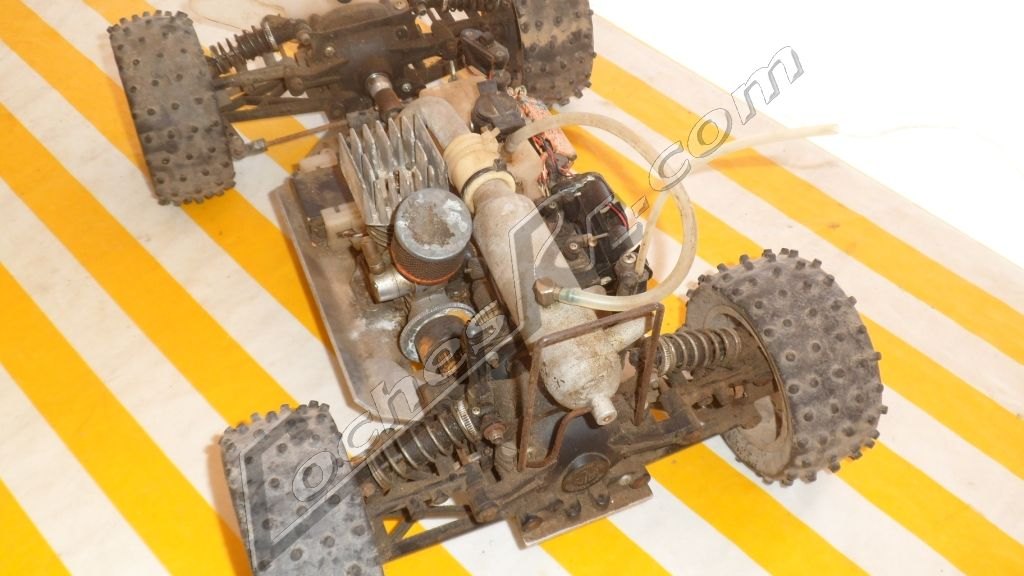 Buggy de radiocontrol clasico con ruedas de tacos sobre suelo de rayas