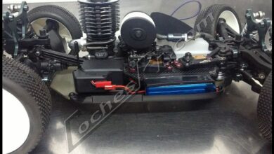 Chasis de coche RC completo con su motor y una rueda montada