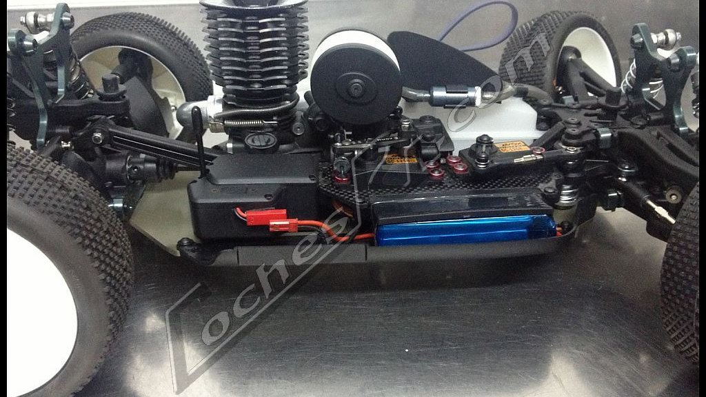 Chasis de coche RC completo con su motor y una rueda montada