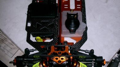 Chasis de coche RC en la mesa de trabajo rodeado de herramientas