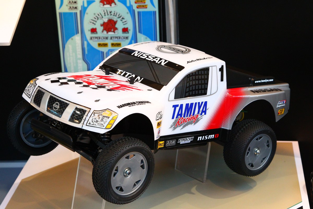 Coche de radiocontrol RTR expuesto sobre un pedestal en el stand de un fabricante