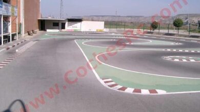 Coche RC touring de gasolina rodando en un circuito de asfalto