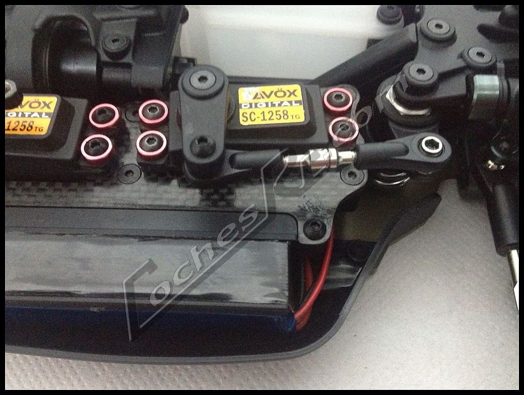 Chasis de coche RC con la electronica montada visto de lado