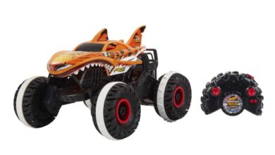 Monster truck teledirigido de Hot Wheels con ruedas grandes todoterreno
