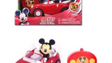 Coche teledirigido rojo de Mickey Mouse tipo roadster con el personaje a bordo