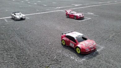 Varios coches de radiocontrol de pista rodando sobre asfalto