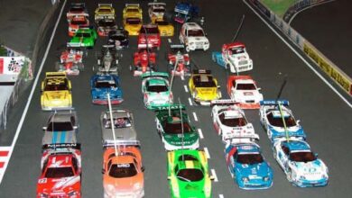 Parrilla de coches RC de escala 1/24 MiniZ de distintos colores en un circuito de interior