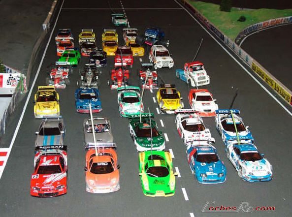 Parrilla de coches RC de escala 1/24 MiniZ de distintos colores en un circuito de interior
