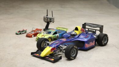 Comparativa de tamano entre coches RC de escala pequena y un 1/5