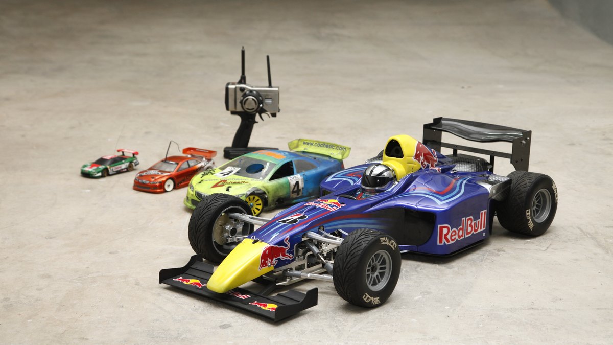 Comparativa de tamano entre coches RC de escala pequena y un 1/5