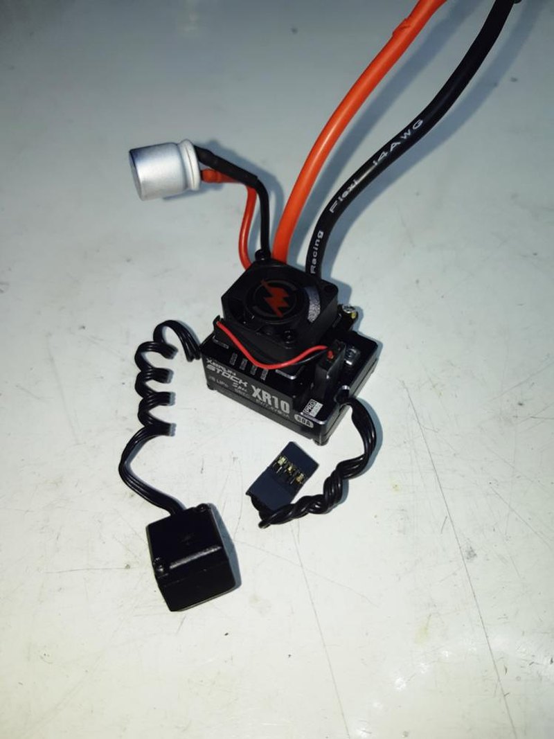 Variador de coche RC con sus cables y conectores soldados