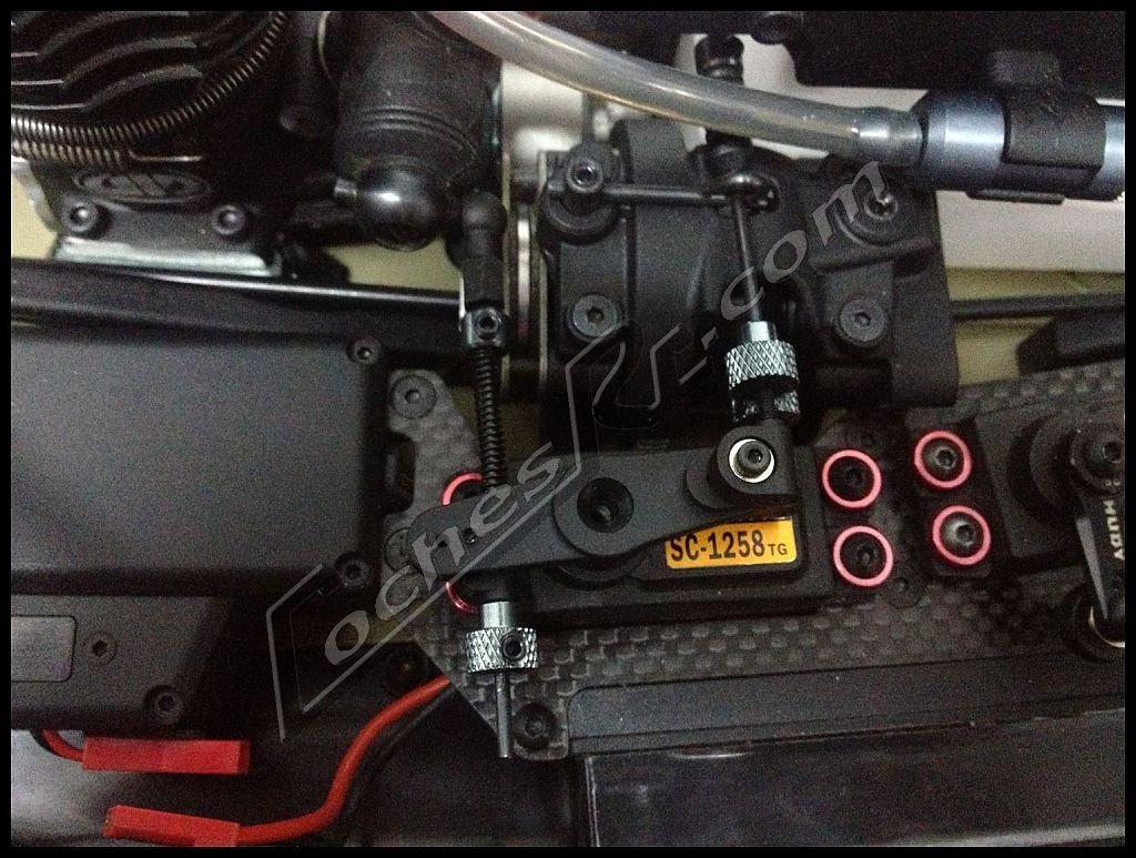 Deposito de combustible y motor de un coche RC de gasolina vistos desde arriba