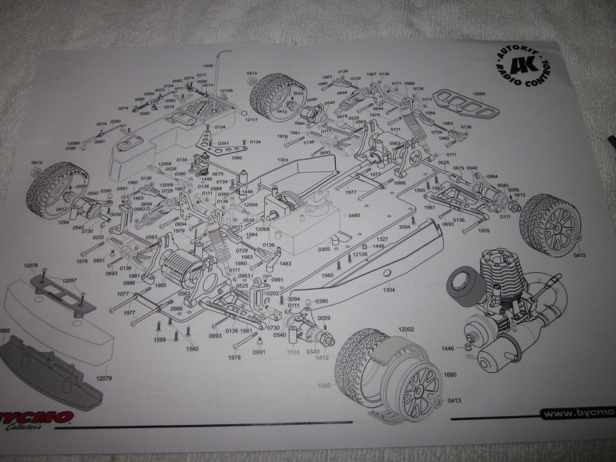Hoja de instrucciones con el despiece completo de un coche de radiocontrol